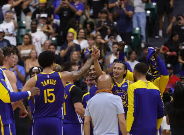 开云体育下载安装-压哨绝杀！勇士新援抢戏：三分7中5，库里开心庆祝