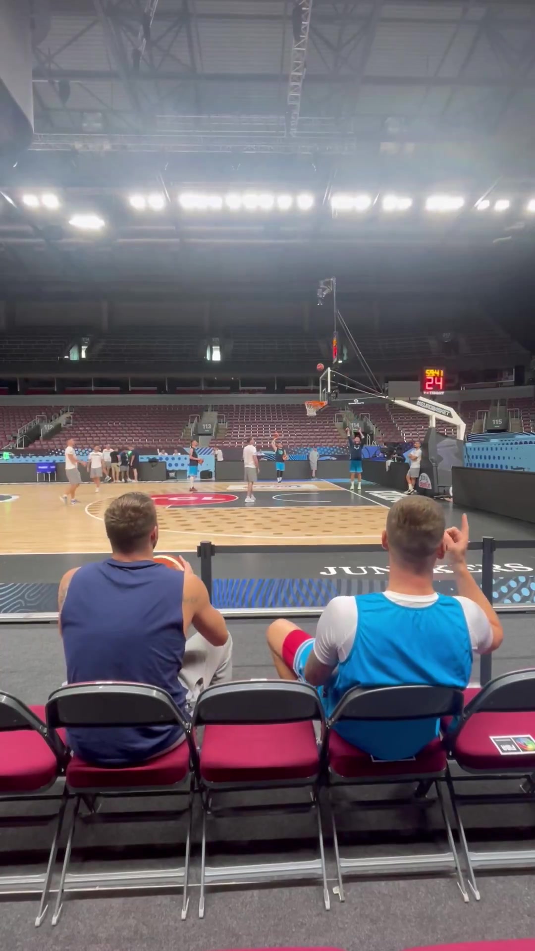 提前进入比赛模式？东契奇赛前热身坐在替补席命中超远三分！