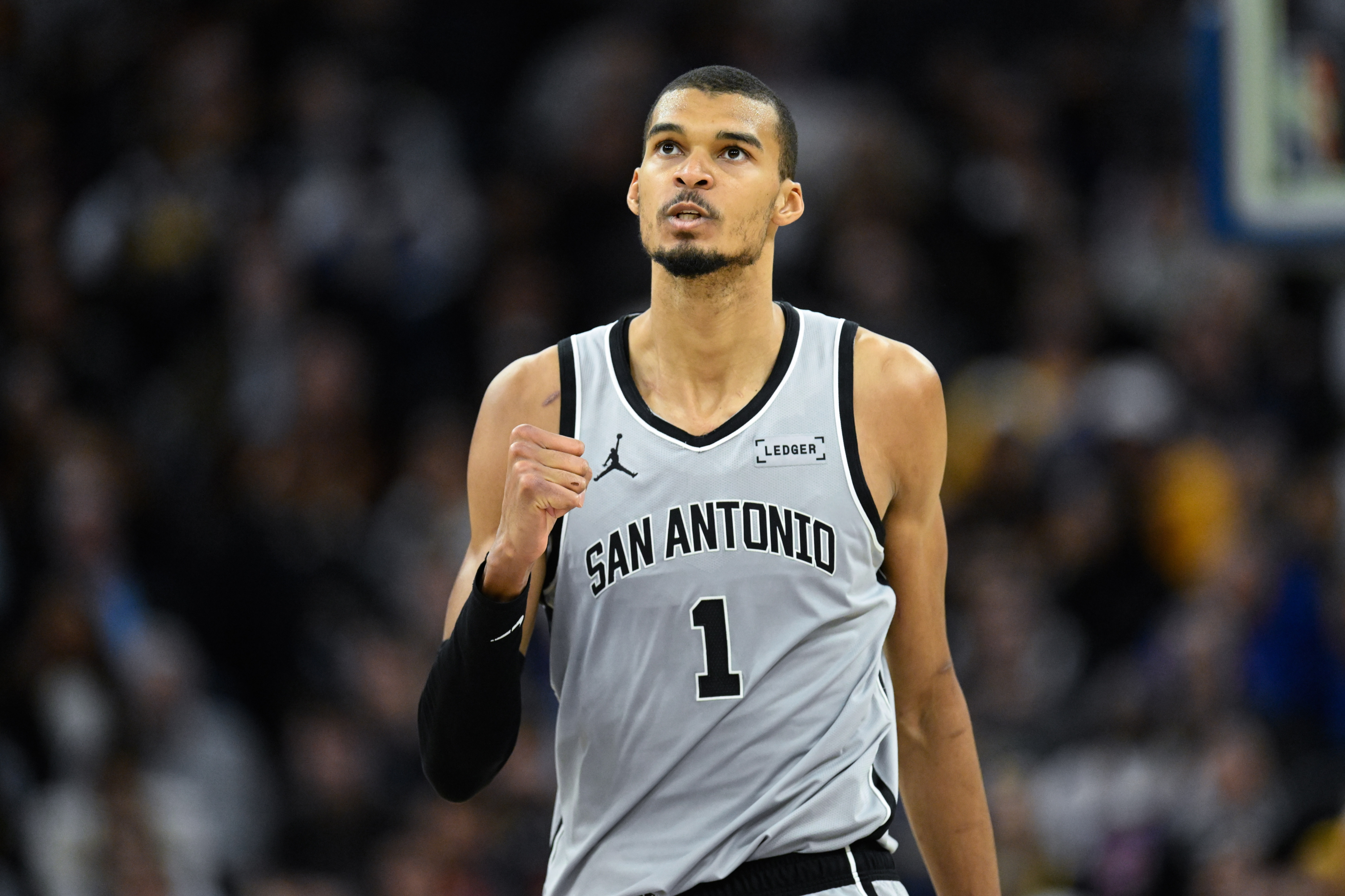 开云官方网-解说：绿军进攻端各种牵制文班 但马刺证明了自己资源的均衡性